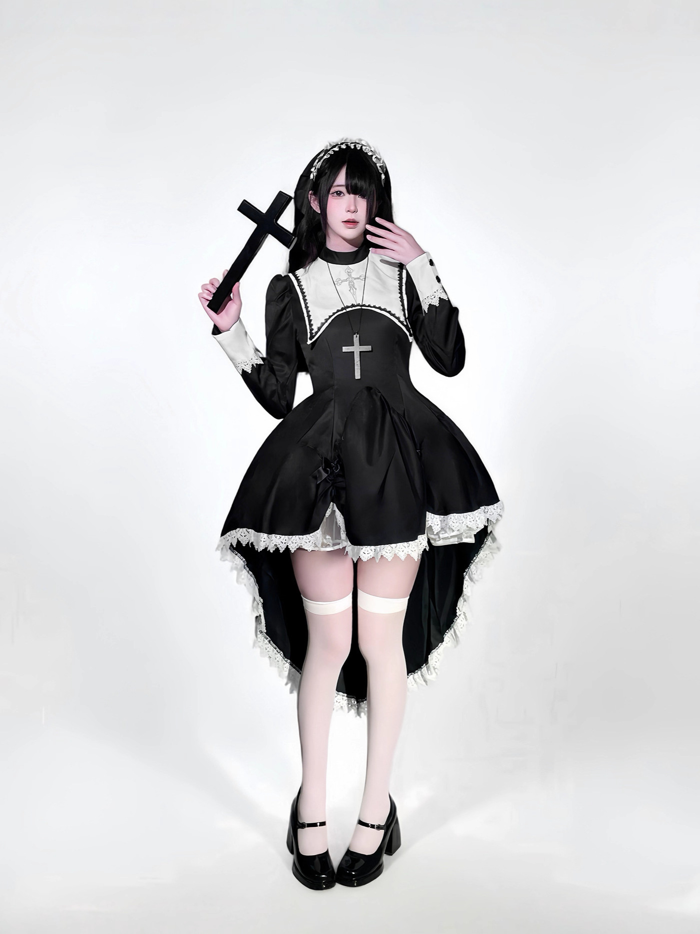 Anime Cosplay Nun - ชุดคอสเพลย์แม่ชีสไตล์โกธิค ปักลายกากบาทสีเข้ม สำหรับงานฮาโลวีน งานคาร์นิวัล งานปาร์ตี้ การแสดงบนเวที